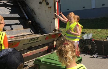 Kinder der VS am Tabor mit Pöck's Müllwagen